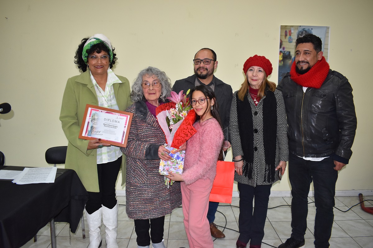 Escritora de Las Compañías Marovaes es reconocida por municipio como Mujer Patrimonio